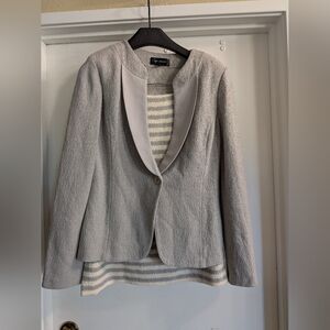 St John Boucle 2 Piece Suit 10 In Excellent Condition Grey Stripe And Blazer